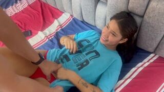 Я нахожу свою сводную сестру в одежде, снимаю ее и жестко трахаю ее, пока не кончаю в ее киску порно